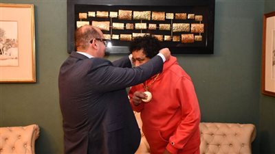 الكينج سفيرا للجنة الأولمبية.. ياسر إدريس يهدي محمد منير قلادة العظماء