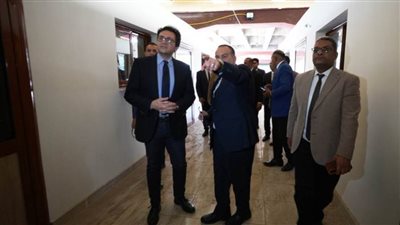 وزير الثقافة ومحافظ أسيوط يتفقدان معرض دعم الأسر المنتجة أسفل كوبري فيصل