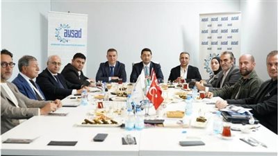 رئيس شُعبة الجلود بغرفة القاهرة يبحث مع الاتحاد العربي للصناعات الجلدية بتركيا تعزيز التعاون