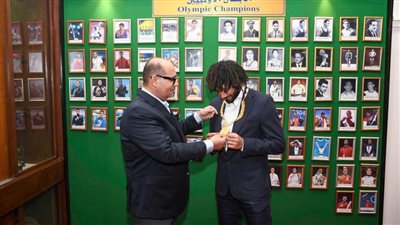 ياسر إدريس يعلن اختيار النني سفيرًا للجنة الأولمبية.. ويهديه القلادة الذهبية   