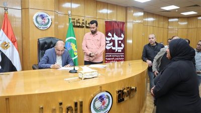 محافظ المنيا يستمع لمواطني عزبة شاهين حى غرب ويوجه بحلول فورية لعدد من الشكاوى