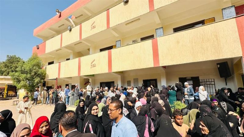 توافد الناخبين على