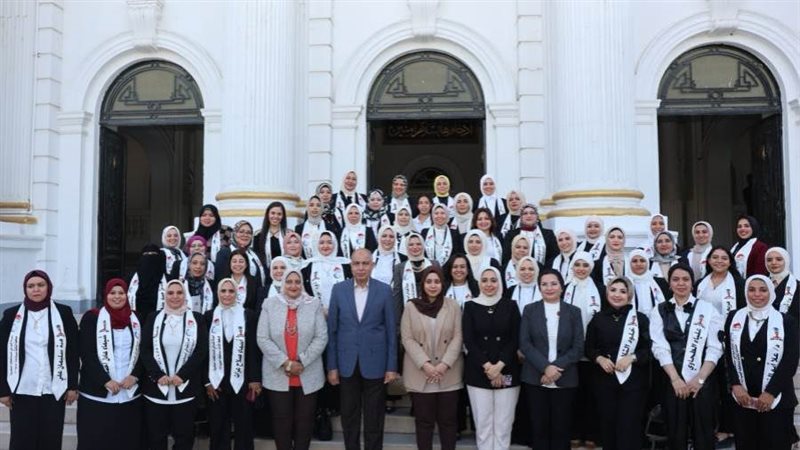 محافظ المنيا وخريجي