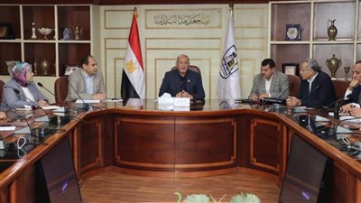  سكرتير بنى سويف يعقد اجتماعًا لبحث الموقف التنفيذي لإزالة التعديات على النيل