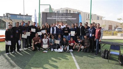 عبدالرحمن سامح بطل العالم في الشطرنج و40 لاعبًا في آنٍ واحد