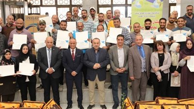 محافظ أسيوط يسلم حقائب السباكة الخفيفة لـ70 متدربًا 