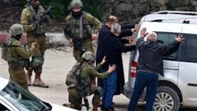 الاحتلال الإسرائيلي يحتجز عددًا من الفلسطينيين في مخيم 
