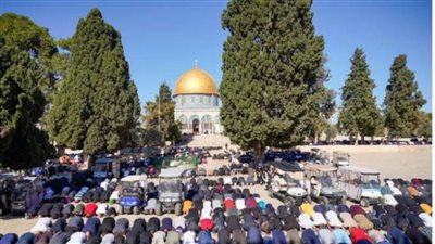 عشرات آلاف المصلين يؤدون صلاة الجمعة في الأقصى