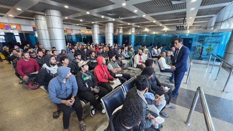 المصريين في المطار