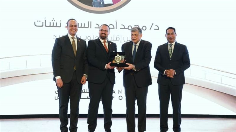 خلال تسليم الجوائز