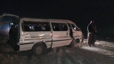 بالصور.. إصابة 6 أشخاص في انقلاب ميكروباص على الصحراوي الغربي بأسيوط
