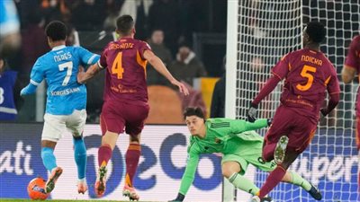 نابولي يهزم روما ويزاحم ميلان على صدارة الكالتشيو