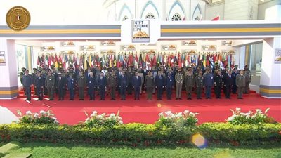 الرئيس السيسي يتوسط صورة تذكارية للمشاركين في معرض 