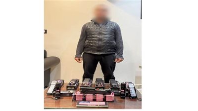 القبض على سائق يروج لبيع أجهزة صواعق كهربائية وعصي صدمات 