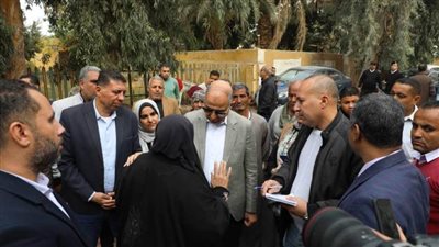 محافظ المنيا يتابع الخدمات بشوارع بني محمد سلطان ويشدد على تلبية احتياجات الأهالي 