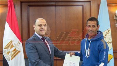  محافظ كفر الشيخ يُسلّم 14 عقد تقنين أراضي أملاك دولة للمستفيدين من المواطنين