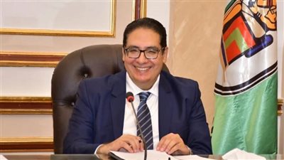 رئيس جامعة القاهرة يستعرض تقريرًا حول دورة 