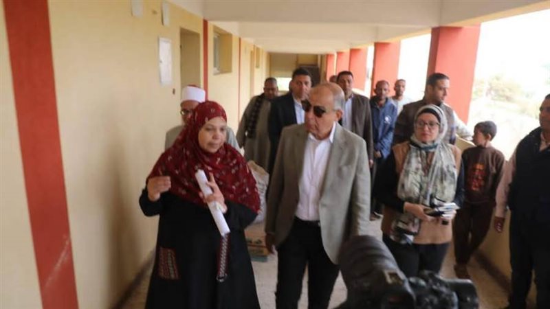 محافظ المنيا خلال