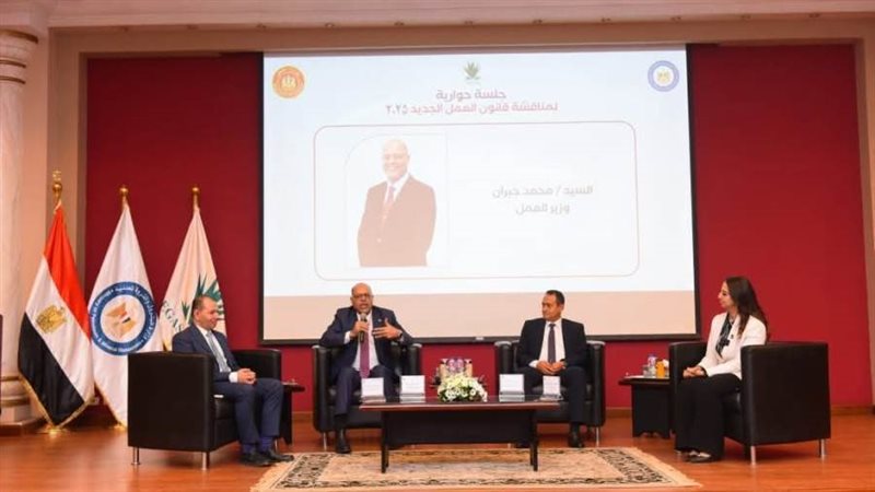 وزير العمل خلال الفعالية