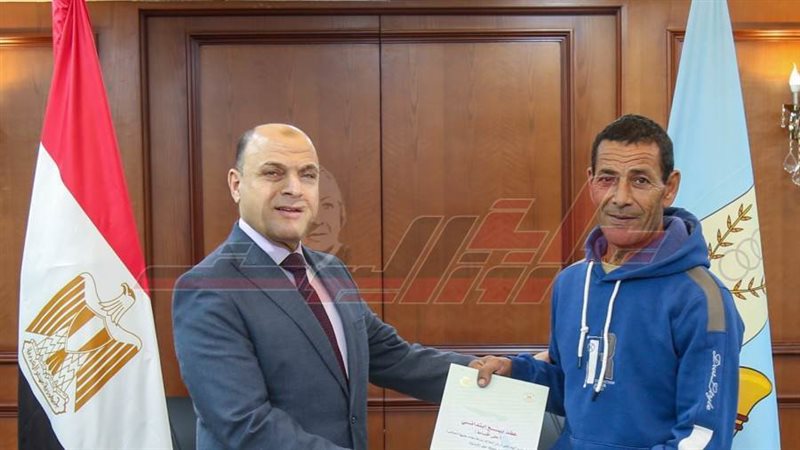 تسليم العقود