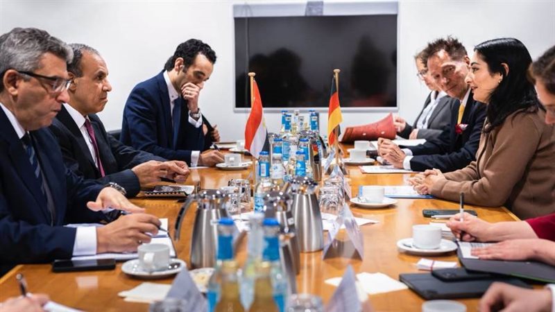 وزير الخارجية مع