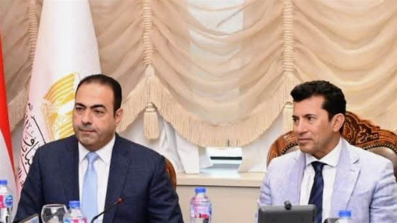 أشرف صبحي في اجتماع