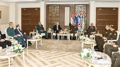 وزير الدفاع ورئيس الأركان يعقدان عددا من اللقاءات الثنائية مع قادة الوفود العسكرية
