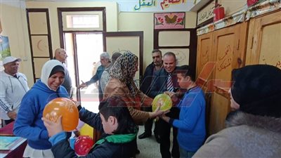 احتفالا بيومهم العالمي.. توزع الهدايا علي ذوي الهمم بكفر الشيخ 