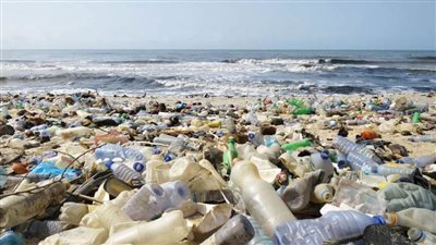 تقرير أمريكي يحذر: التلوث البلاستيكي العالمي سيصل إلى 280 مليون طن سنويًا بحلول 2040