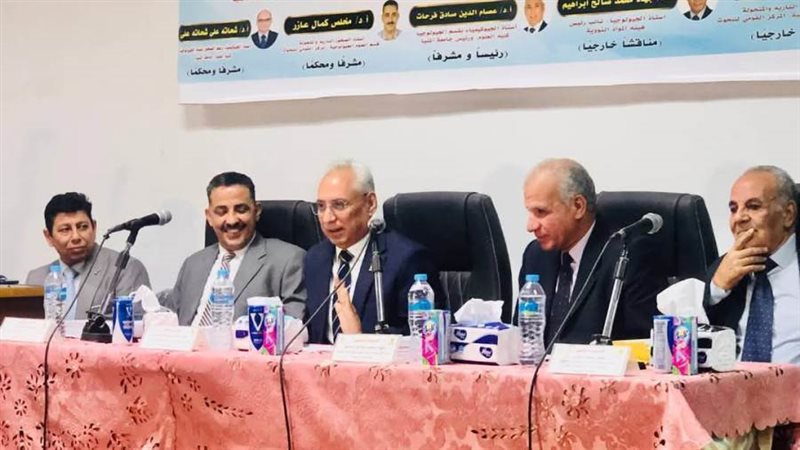 رئيس الجامعة خلال