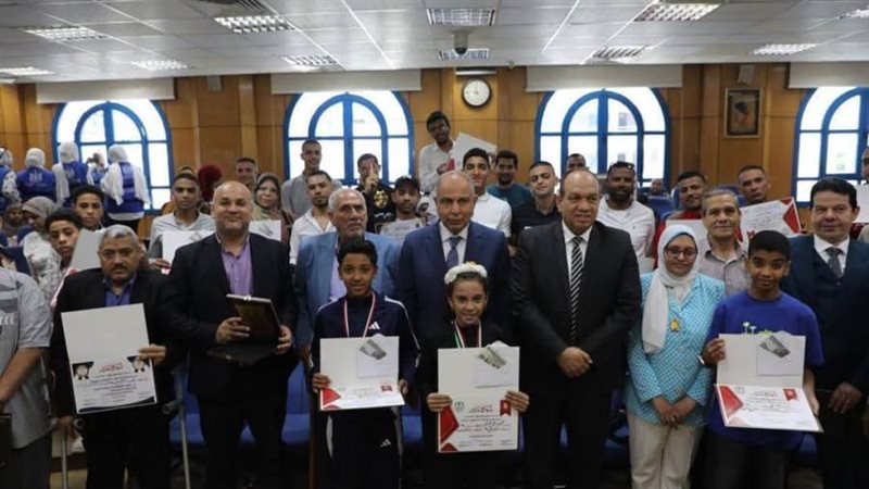 محافظ المنيا خلال