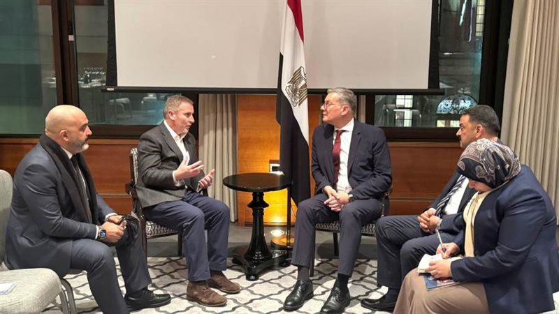 وزير البترول يبحث