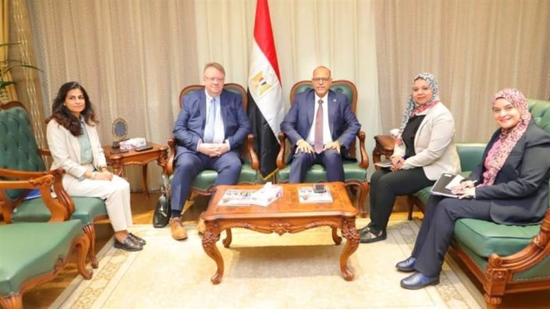 وزير العمل مع ممثلي