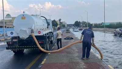 مياه البحر الأحمر تسحب مياه الأمطار بعدة مناطق بالغردقة 