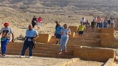 وفود سياحية متعددة الجنسيات تزور المناطق الأثرية بالمنيا خلال الموسم السياحي