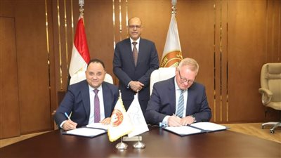 وزير العمل يشهد تجديد اتفاقية عمل جماعية تحفظ حقوق 2075 عاملاً 