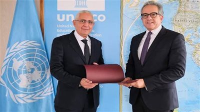 سفير مصر بباريس يقدم أوراق اعتماده إلى مدير عام 