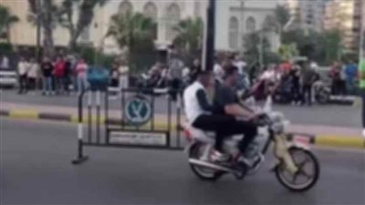 كشف ملابسات تداول فيديو بقيام شخصين يستقلان دراجة نارية بسحب أحد الحواجز الحديدية الخاصة بالمرور