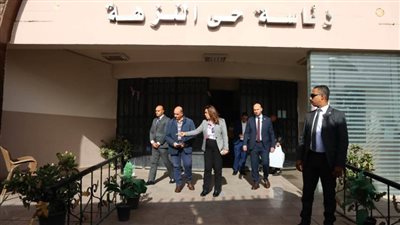 إقالة رئيس حي النزهة بالقاهرة بسبب التقصير في ملف التصالح والنظافة