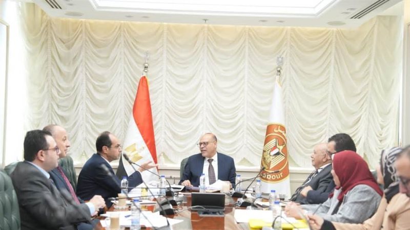وزير العمل خلال الاجتماع