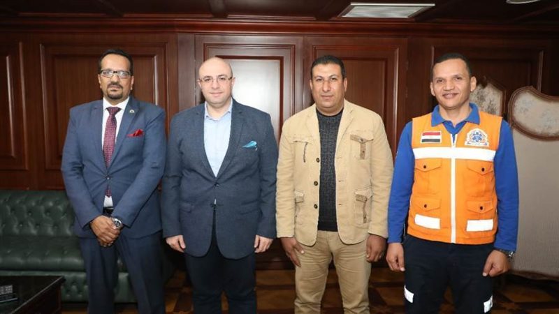 محافظ بنى سويف يكرم