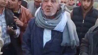 شيخ الصيادين بالشرقية يقود مطاردة تمساح مصرف بلبيس