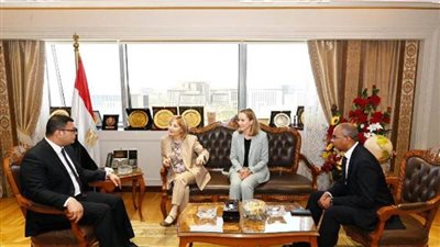 وزير الإسكان يستقبل وفدًا من بنك الاستثمار الأوروبى