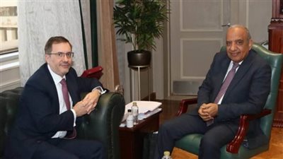  وزير الكهرباء والطاقة المتجددة يستقبل سفير بريطانيا
