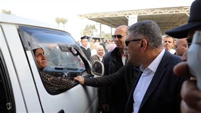 محافظ الجيزة يتابع سير العمل بموقف السرفيس الحضاري في الصف