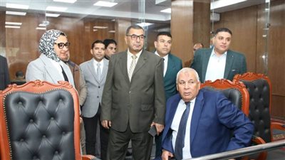 محافظ الوادي الجديد يتابع انتظام العملية الانتخابية بالوادي الجديد عبر مركز الشبكة الوطنية