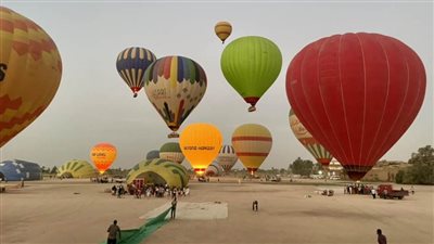 تحليق 65 رحلة بالون تقل 1550 سائحًا في سماء الأقصر