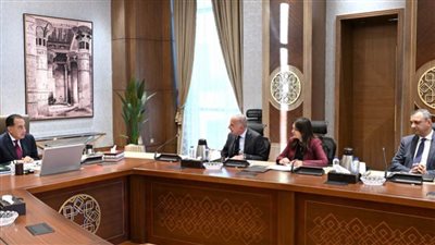 رئيس الوزراء يناقش الفرص الاستثمارية بمنطقة 
