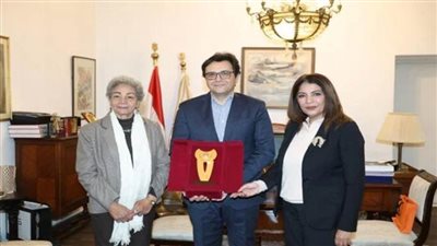 وزير الثقافة يستقبل الأديبة سلوى بكر ويُهديها درع الوزارة