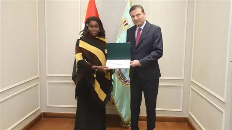 وزير الزراعة يسلم